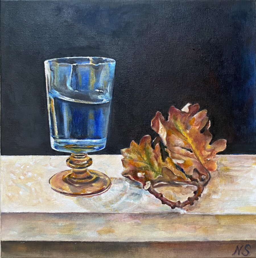 Feuilles de chêne avec un verre bleu