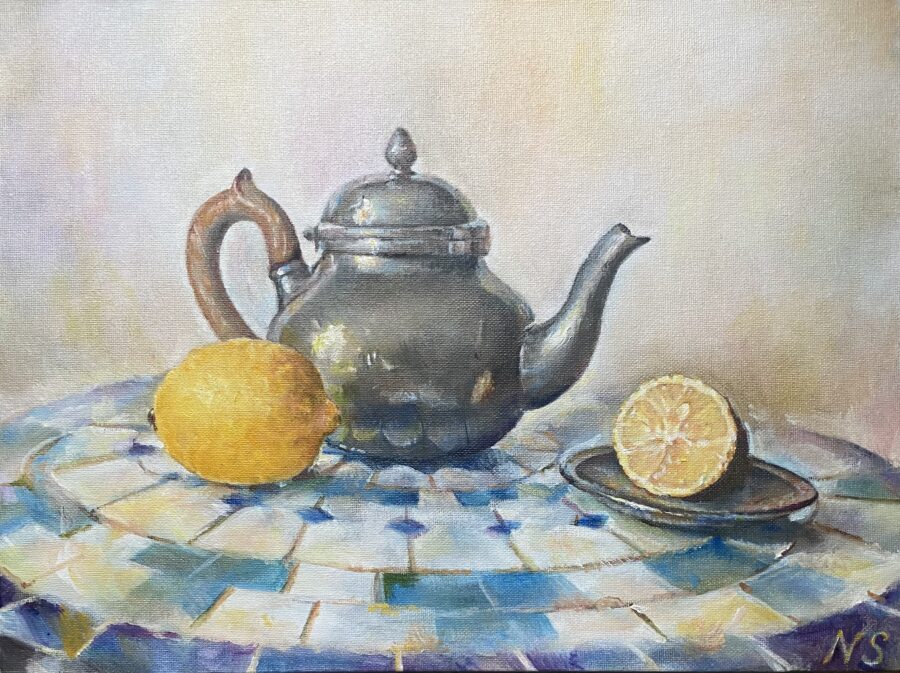 Théière avec deux citrons sur la table marocaine